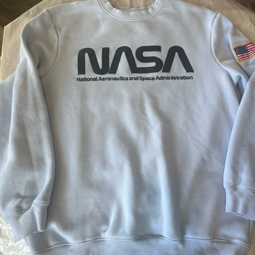 NASA Sweatshirt Men's Size Medium  H&M National Aeronautics Space Administration